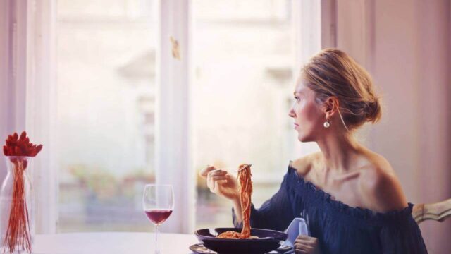 girl-eating-in-cafe